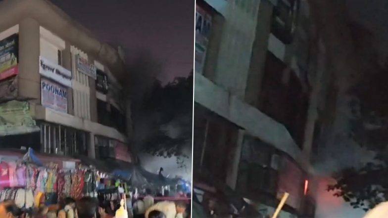 Malad Fire: मलाड इलाके में एक्मे शॉपिंग प्लाजा में लगी आग, कोई हताहत नहीं; देखें वीडियो