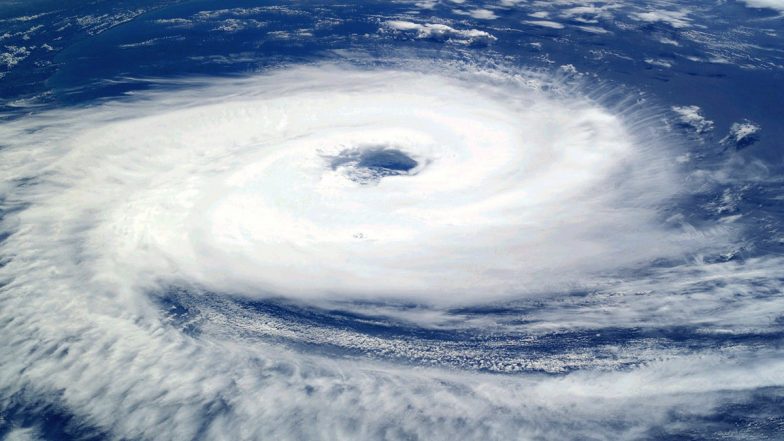Cyclone Alert: बंगाल की खाड़ी में तेजी से आगे बढ़ रहा शक्तिशाली चक्रवात, मौसम विभाग ने मछुआरों ने लिए जारी किया अलर्ट- VIDEO