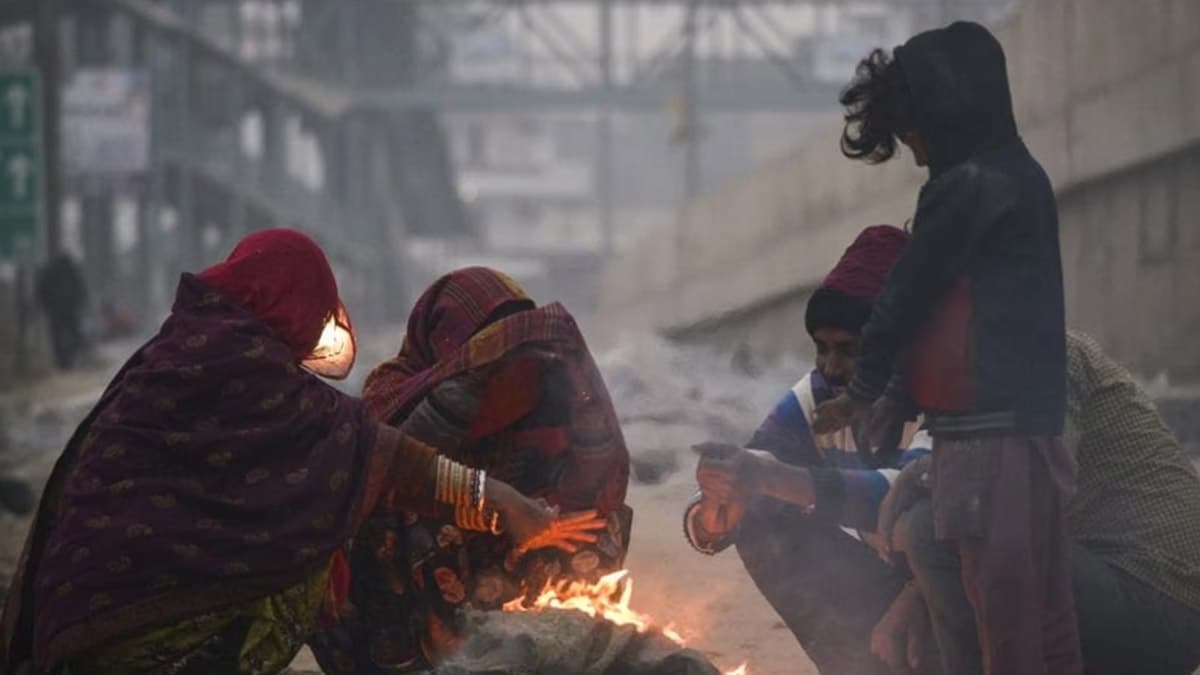 Outbreak Of Cold: कश्मीर में कड़ाके की ठंड का प्रकोप, पारा शून्य से नीचे