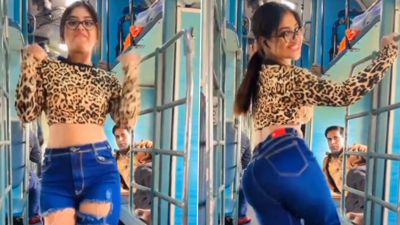 Viral Video: चलती ट्रेन में 'वाका वाका' गाने पर डांस करने लगी लड़की, आंखें फाड़कर देखने लगे अंकल