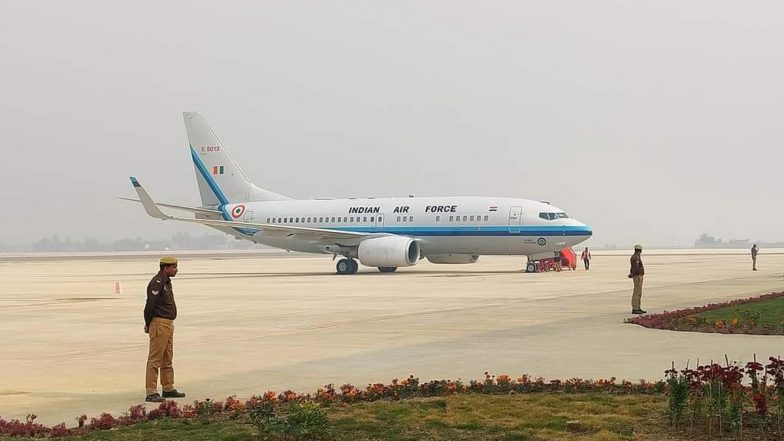 Ayodhya Airport: अयोध्या एयरपोर्ट के उद्घाटन से पहले फ्लाइट का हुआ ट्रायल रन, रनवे पर उतरा एयरक्राफ्ट; देखें VIDEO