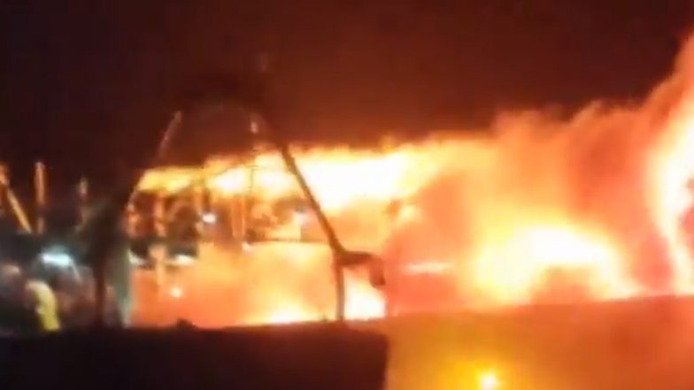 Tamil Nadu Fishing Boat Fire Video: रामेश्वरम के पंबन में मछली पकड़ने वाली नाव में लगी भीषण आग, बुझाने का काम जारी