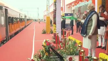 PM Narendra Modi flags off 8 New Trains: पीएम नरेंद्र मोदी ने 8 नई ट्रेनों दिखाई हरी झंडी, अयोध्या स्टेशन का किया उद्घाटन; छात्रों के साथ की बातचीत (Watch Video)