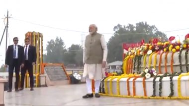 PM Modi At The Lata Mangeshkar Chowk: महर्षि वाल्मिकी इंटरनेशनल एयरपोर्ट जाते वक़्त लता मंगेशकर चौक पर रुके पीएम नरेंद्र मोदी, देखें वीडियो