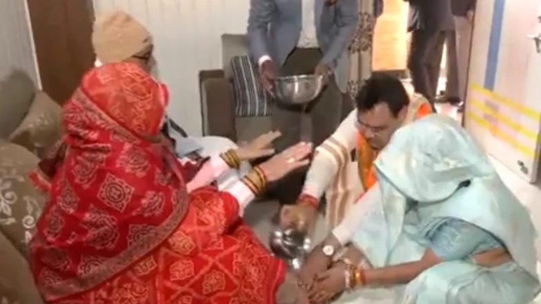 Rajasthan के CM भजनलाल शर्मा ने शपथ ग्रहण समारोह से पहले माता-पिता के पैर धोकर लिया आशीर्वाद, देखें VIDEO
