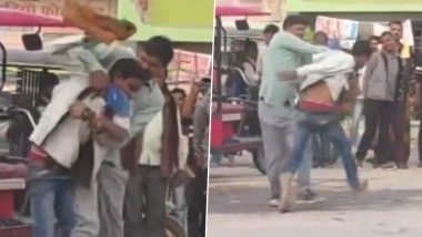 Rickshaw Driver Beats Up Passenger: किराया देने से इनकार करने पर रिक्शा चालक ने यात्री को चप्पल से पीटा, देखें वीडियो