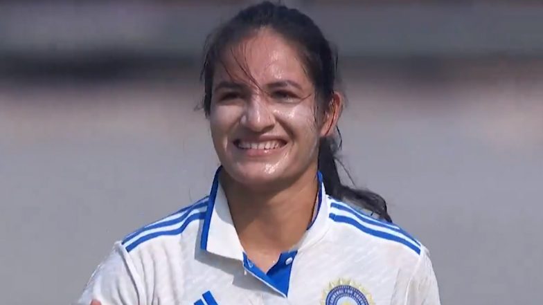 IND W vs ENG W Test 2023: रेणुका सिंह ठाकुर ने सोफिया डंकले को किया क्लीन बोल्ड, टेस्ट क्रिकेट में लिया अपना पहला विकेट (Watch Video)