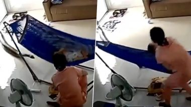 Giant Snake Enters Room: अपने बच्चे के साथ सो रही थी मां, अचानक घर में घुस आया विशाल सांप- Video