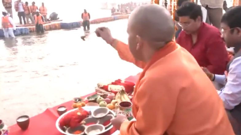Yogi Adityanath Offers Prayers at Ganga River: सीएम योगी आदित्यनाथ ने प्रयागराज में गंगा नदी के तट पर की पूजा-अर्चना, देखें वीडियो
