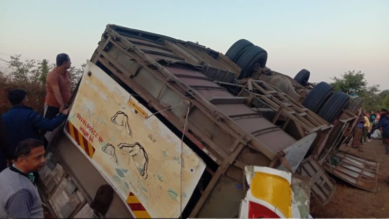 Maharashtra Road Accident: महाराष्ट्र में बड़ा रोड़ एक्सीडेंट, रायगढ़ में ट्रैवल बस पलटने से दो की मौत, 55 घायल