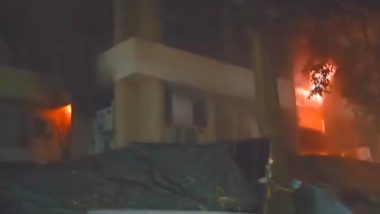 Mumbai Shopping Centre Fire: मलाड इलाके में एक शॉपिंग सेंटर में लगी आग, मौके पर पहुंचीं फायर ब्रिगेड की गाड़ियां