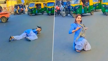 Viral Dance Video: व्यस्त सड़क के बीच में इस स्कूल गर्ल ने किया डांस, अपनी हरकत से किया ट्रैफिक जाम
