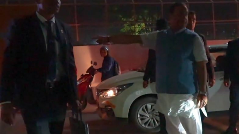 जब ट्रैफिक मैनेज करने में पुलिसकर्मियों की मदद करते नजर आए हिमंत बिस्वा सरमा, देखें Assam CM का ये वीडियो