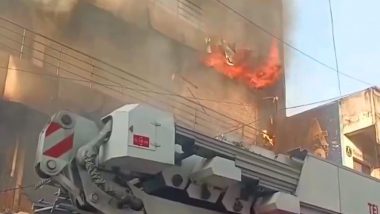 Telangana Mall Fire Video: तेलंगाना के अयप्पा शॉपिंग मॉल में लगी भीषण आग, दमकल की गाड़ियां मौके पर मौजूद