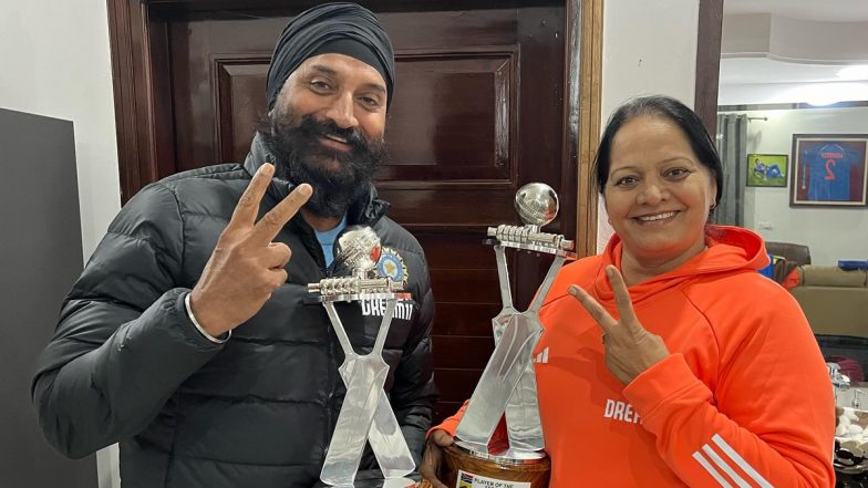 Arshdeep Singh: साउथ अफ्रीका के खिलाफ वनडे सीरीज के बाद अर्शदीप सिंह के माता-पिता ने प्लेयर ऑफ़ द मैच और सीरीज की ट्रॉफियों के साथ खिंचवाई तस्वीरे