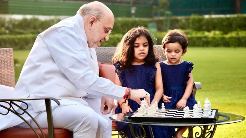 Amit Shah Playing Chess: 'हमेशा बेहतर की तलाश करें..', पोतियों संग शतंरज खेलते अमित शाह ने शेयर की प्यारी-सी तस्वीर, दिया ये मैसेज