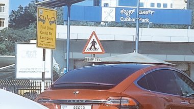 Tesla X Car On Bengaluru Road: बेंगलुरु रोड पर नजर आई टेस्ला की धांसू एक्स कार, तस्वीरें हुई वायरल