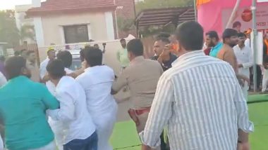 Gopichand Padalkar Chappal Attack: बीजेपी MLC गोपीचंद पडलकर पुणे के इंदापुर में मराठा कार्यकर्ताओं के गुस्से का हुए शिकार, फेंके चप्पल- VIDEO