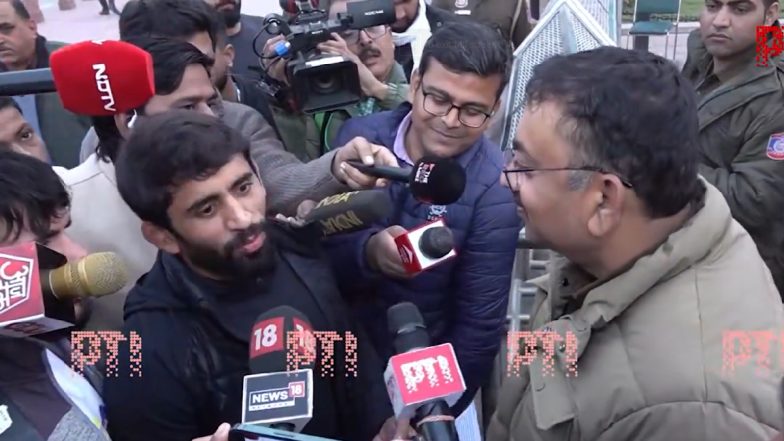 VIDEO: पहलवान बजरंग पुनिया को दिल्ली पुलिस ने कर्तव्य पथ पर रोका, पद्म श्री पुरस्कार लौटाने का किया ऐलान