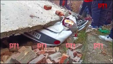 Building Collapsed Video: पुलवामा में भरभराकर गिरा दो मंजिला मकान, कार का निकला कचूमर, देखें वीडियो
