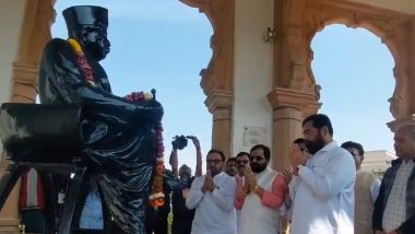 Maharashtra: सीएम एकनाथ शिंदे  नागपुर में RSS संस्थापक केशव हेडगेवार के समाधि स्थल पहुंचकर दी पुष्पांजलि, देखें वीडियो