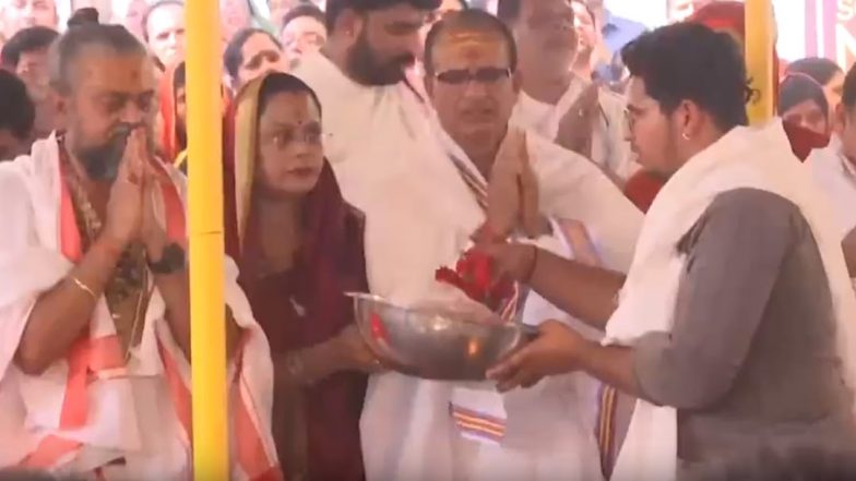 CM Shivraj Singh Chouhan 'aarti Video: मध्य प्रदेश के सीएम शिवराज सिंह चौहान पहुंचे भोपाल के करुणाधाम आश्रम, पत्नी साधन के साथ की आरती- VIDEO