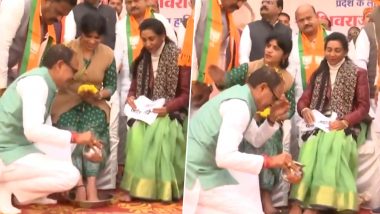 CM Shivraj Washes women's Feet: एमपी के छिंदवाड़ा में एक सभा के दौरान सीएम शिवराज सिंह चौहान ने महिलाओं के पैर धोने के बाद लिया आशीर्वाद, देखें वीडियो