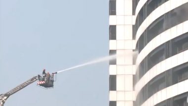 Delhi Connaught Place Fire: कनॉट प्लेस की गोपालदास बिल्डिंग में लगी भीषण आग, क्रेन पर चढ़कर आग बुझा रहे दमकलकर्मी