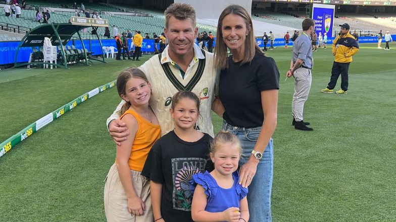 David Warner Family Photo From MCG: बॉक्सिंग डे टेस्ट में ऑस्ट्रेलियाई बल्लेबाज की आखिरी मुकाबला के बाद डेविड वार्नर की पत्नी कैंडिस ने एमसीजी से शेयर की फैमिली फोटो