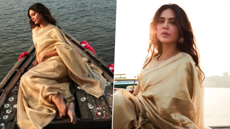 Esha Gupta Visits Banaras: बनारस पहुंची एक्ट्रेस ईशा गुप्ता, गोल्डन साड़ी में की गंगा की सैर (View Pics)