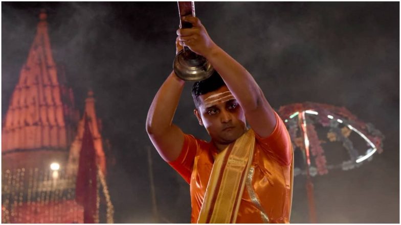 Varanasi Ganga Aarti: वाराणसी के दशाश्वमेध घाट पर गंगा आरती, नए साल को लेकर शामिल होने वालों की उमड़ी भीड़, देखें वीडियो