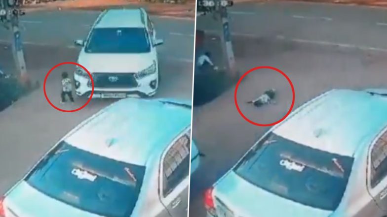 Horrific Accident Caught on Camera: कर्नाटक के बीदर में सड़क किनारे खेल रहे दो साल के बच्चे की कार से कुचलकर मौत, कैमरे में कैद हुई भयावह दुर्घटना