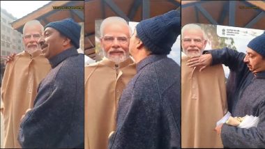 PM Modi Statue Kissed: कश्मीरी शख्स ने पीएम मोदी की मूर्ति को चूमा, प्रधानमंत्री की जमकर तारीफ की, देखें वायरल वीडियो