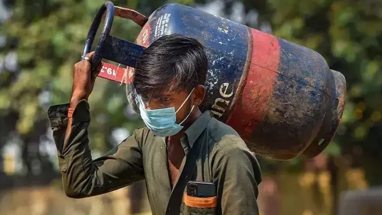 LPG Cylinder Price Hike: चुनाव खत्म होते ही फिर बढ़ गए LPG सिलेंडर के दाम, अब चुकानी होगी इतनी कीमत