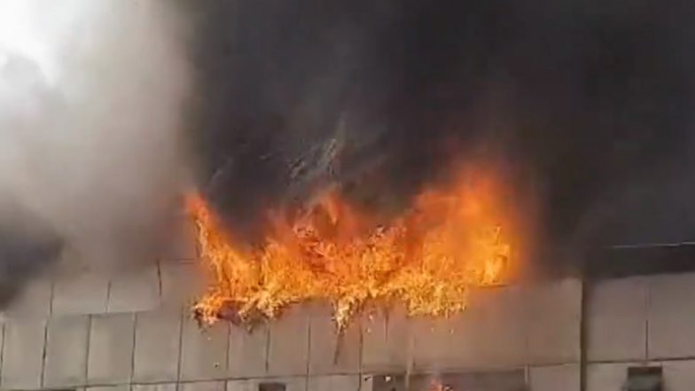 Mumbai Fire: मुंबई में लोकमान्य तिलक टर्मिनस की कैंटीन में लगी भीषण आग, कड़ी मशक्कत के बाद पाया गया काबू- VIDEO