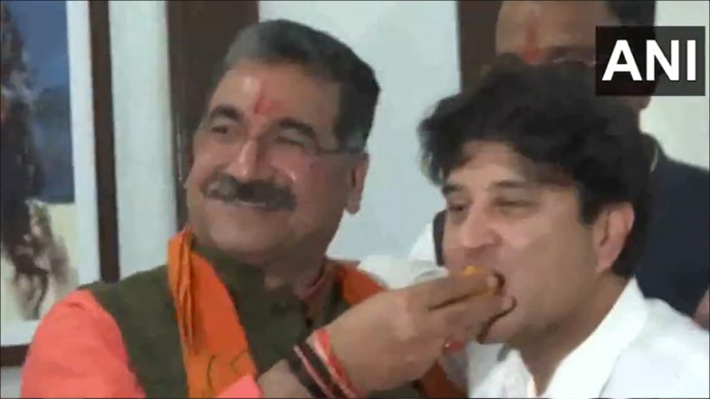 VIDEO: मध्य प्रदेश में शिवराज चौहान, ज्योतिरादित्य सिंधिया समेत दिग्गज नेताओं ने मनाया जीत का जश्न, देखें VIDEO