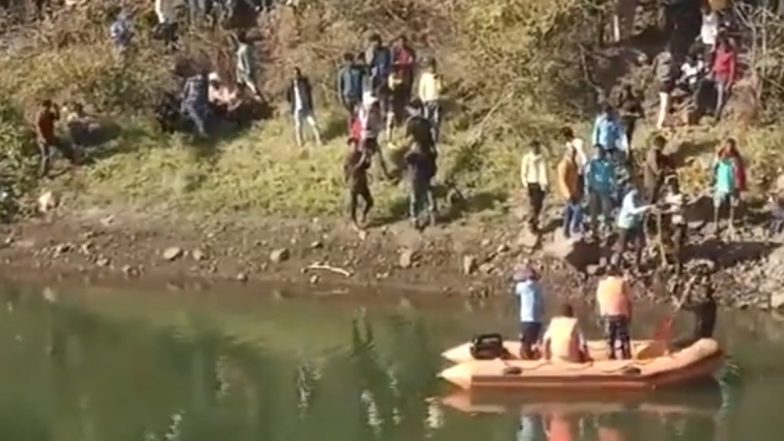 MP Road Accident: मध्य प्रदेश के बबीहा पुल के पास रेलिंग तोड़कर तेज रफ़्तार कार नदी में गिरी, दो को बचाया गया, दो अन्य की तलाश जारी- देखें वीडियो
