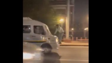Man Dragged On Minibus Bonnet in Delhi: ड्राइवर ने शख्स को मिनीबस की बोनट पर कुछ दूर तक घसीटा, देखें वीडियो
