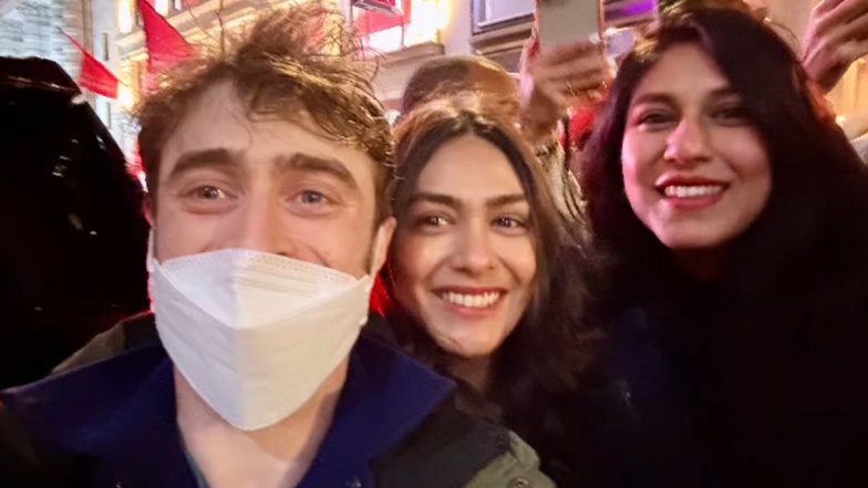 Mrunal Thakur Met with Harry Potter: डैनियल रैडक्लिफ के साथ मृणाल ठाकुर का फैन मोमेंट, इंस्टाग्राम पर शेयर की तस्वीर व वीडियो (View Pic)