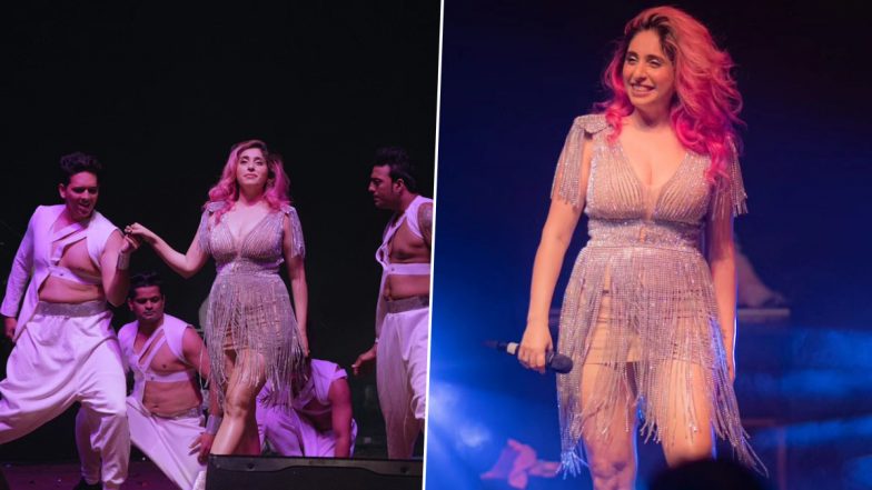 Neha Bhasin ने अपने मनमोहक प्रदर्शन से बिखेरा जादू, दिल्ली वालों का लूटा दिल (View Pics)