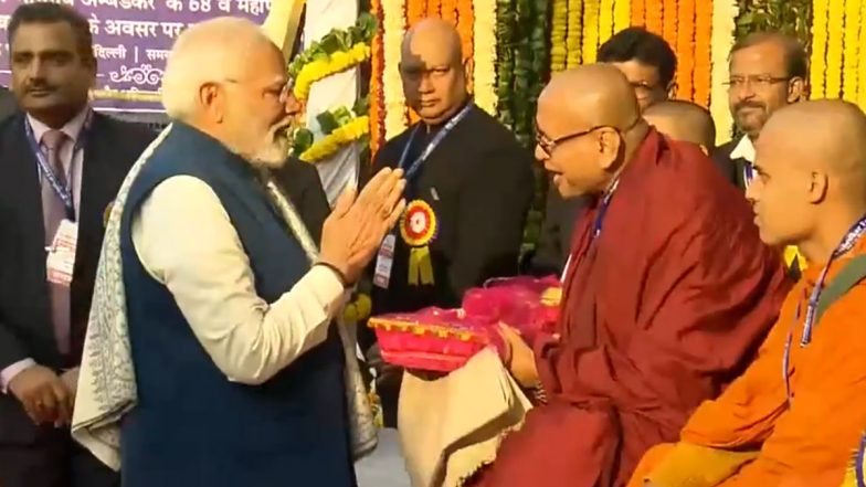 Mahaparinirvan Diwas 2023: दिल्ली में पीएम मोदी ने संसद परिसर में डॉ भीमराव अंबेडकर की पुण्यतिथि पर दी श्रद्धांजलि, देखें वीडियो