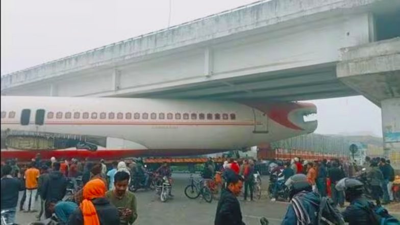 Plane Stuck Video: गजबे है! बिहार में पुल के नीचे फंसा हवाई जहाज, अनोखे नजारे को देखने के लिए उमड़ी भीड़
