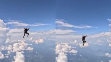 महिला ने बादलों पर चलते हुए दिखाया कमाल का करतब, स्काइडाइविंग का यह वीडियो उड़ा रहा है लोगों के होश (Watch Viral Video)