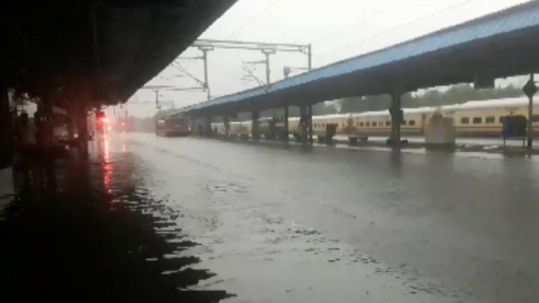Tamil Nadu Heavy Rains: तमिलनाडु में भारी बारिश से जन-जीवन अस्त व्यस्त, रेल सेवा पर भी दिखा असर