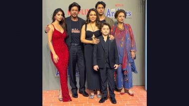 Shah Rukh Khan ने पहनी The Archies प्रिंटेड टी-शर्ट, बेटी सुहाना को किया सपोर्ट (Watch Video)