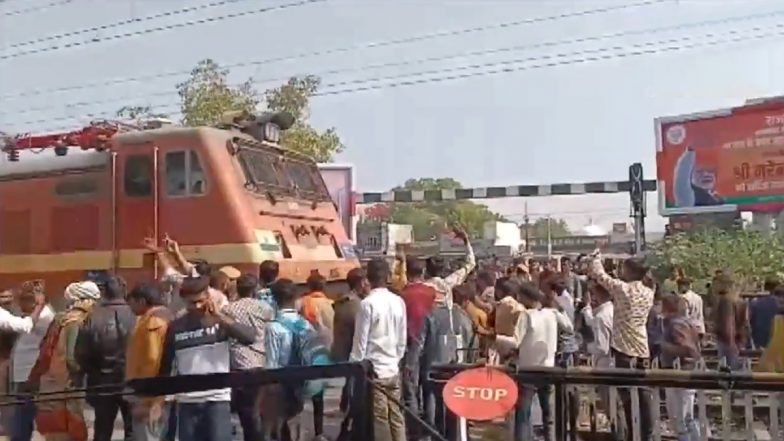 Sukhdev Singh Murder: सुखदेव सिंह गोगामेड़ी की हत्या को लेकर राजस्थान आज बंद, विरोध में करणी सेना के लोगों ने भीलवाड़ा में रोकी ट्रेन- VIDEO