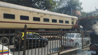 Train On Road In Mumbai: मुंबई में ट्रेलर पर ले जाई जा रही थी रेल की बोगी, किंग्स सर्कल रेलवे ब्रिज की ऊंचाई कम होने की वजह से फंसा, ट्रैफिक जाम