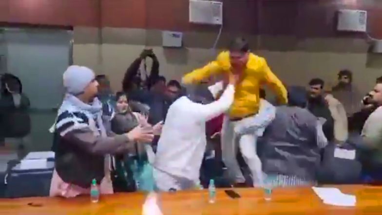 BJP Leaders Fight Video: बीजेपी नेताओं के बीच जमकर हुई मारपीट, कुर्सी पर चढ़कर बरसाए थप्पड़, वीडियो वायरल