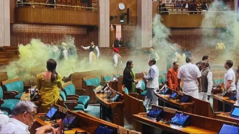 Parliament Security Breach: संसद की सुरक्षा में सेंध मामले में बड़ा खुलासा, आरोपियों ने व्हाट्सएप ग्रुप में रची थी साजिश