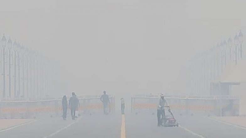 Delhi Pollution: सांसों पर संकट, गंभीर श्रेणी में पहुंचा दिल्ली का प्रदूषण, Videos में देखें कैसी है स्थिति